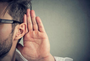 alt="Apprendre à s’écouter pour renforcer son estime de soi avec l’hypnothérapie"